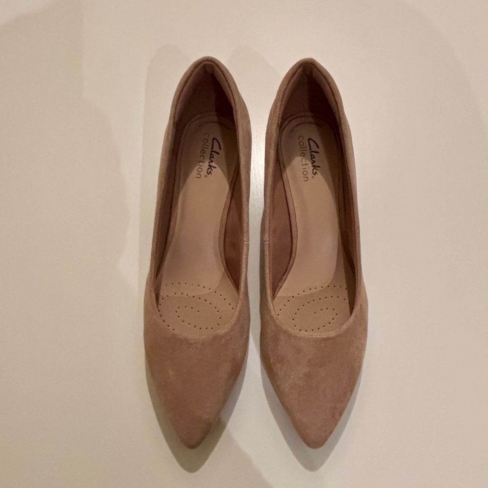 Clarks Women's Black and Tan Flats - Picture 10 of 12